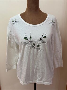 Isle. White Cat Rhinestones Embroidered Blouse. Size Medium. 100% Cotton